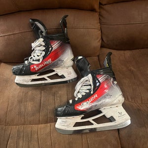 2024 Bauer Vapor Hyperlite 2 Hockey Skates 9.5 (Used)