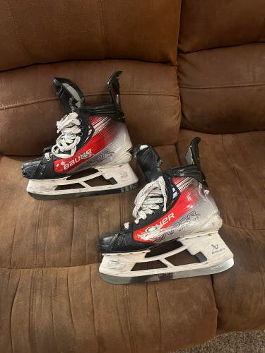 2024 Bauer Vapor Hyperlite 2 Hockey Skates 9.5 (Used)