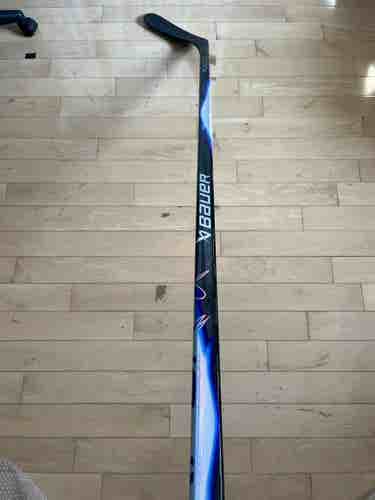 Senior P92 77 Flex Bauer Vapor FlyLite Left Hand Hockey Stick (New)