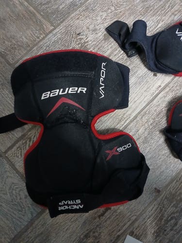 Bauer x900 knee pads