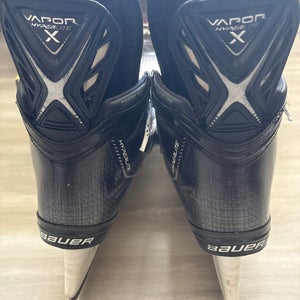 2021 Bauer Vapor Hyperlite Hockey Skates Regular Width Pro Stock 9 (Used)