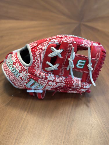 2024 Wilson A2000 RH Infield Baseball Glove 11.75" (Used)