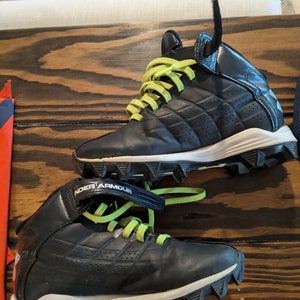 Under Armour Cleats - youth 1.5