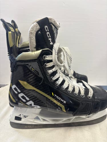 CCM AS-V Pro Hockey Skates Regular Width 6 (Used)