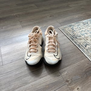 White Women's Size M 6.0 (W 7.0) Adult Nike Shoes (Used)