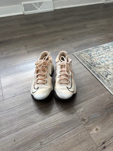 White Women's Size M 6.0 (W 7.0) Adult Nike Shoes (Used)