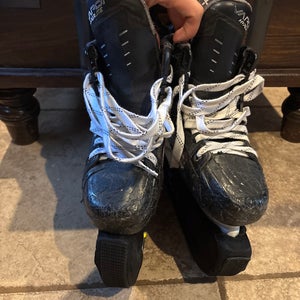 Bauer Vapor Hyperlite Hockey Skates Wide Width Size 5.5 (Used)