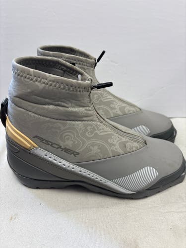 Classic Size 8.5 Fischer Cross Country Ski Boots (Used)
