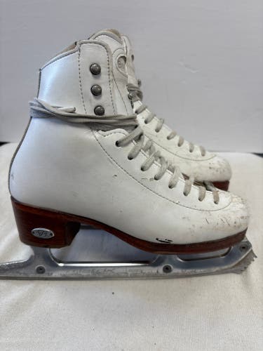 Riedell Figure Skates B Junior 2 (Used)
