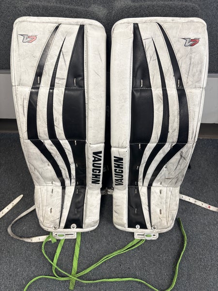 26" Vaughn Velocity V7 Goalie Leg Pads (Used)