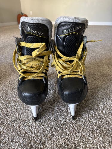 Bauer Supreme M40 Hockey Skates Extra Wide Width Size 2 (Used)