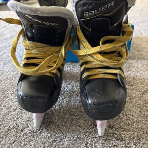 Bauer Supreme M40 Hockey Skates Extra Wide Width Size 2.5 (Used)