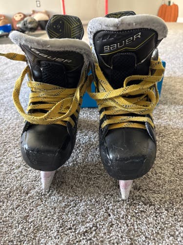 Bauer Supreme M40 Hockey Skates Extra Wide Width Size 2.5 (Used)
