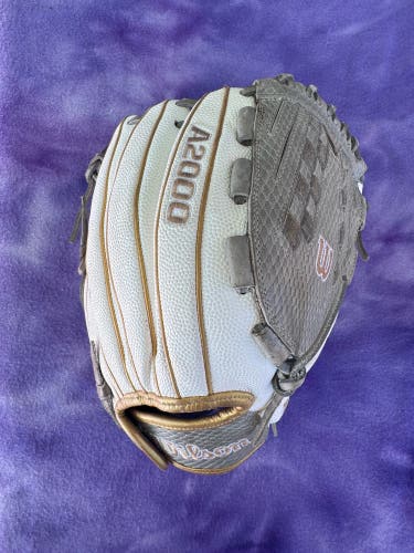 White Wilson A2000 RH Pitcher's Softball Glove 12.5" (Used)