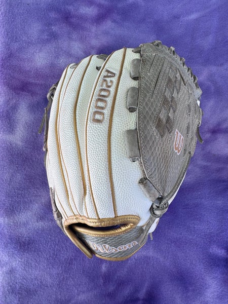 White Wilson A2000 RH Pitcher's Softball Glove 12.5" (Used)