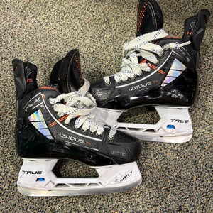 Junior True HZRDUS 7X Hockey Skates Regular Width Size 2.5 (Used)