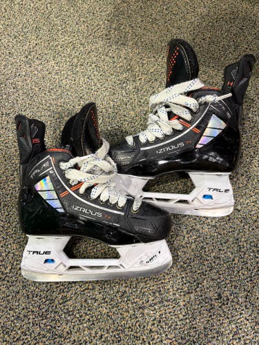 Junior True HZRDUS 7X Hockey Skates Regular Width Size 2.5 (Used)