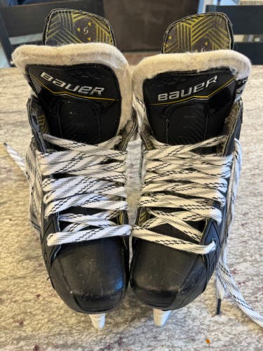 2024 Bauer Supreme M40 Hockey Skates Size 4 (Used)