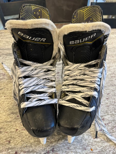 2024 Bauer Supreme M40 Hockey Skates Size 4 (Used)