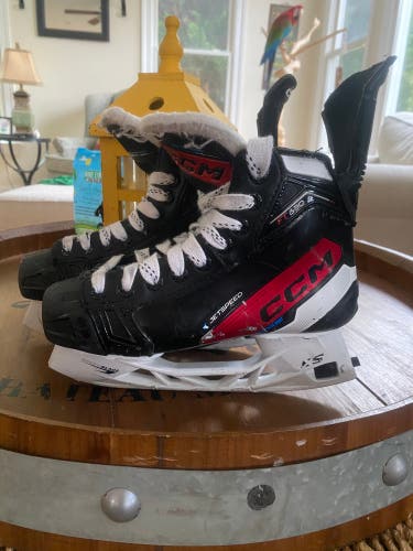 CCM Jetspeed FT680 Hockey Skates Regular Width Size 3.5 (Used)