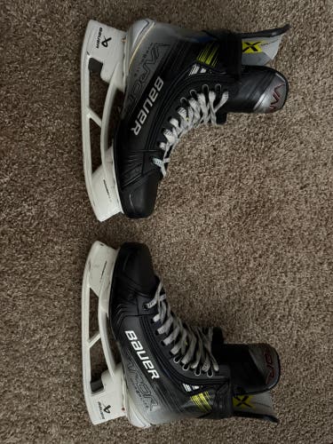 2024 Bauer Vapor Hyperlite 2 Hockey Skates Wide Width 7.5 (Used)