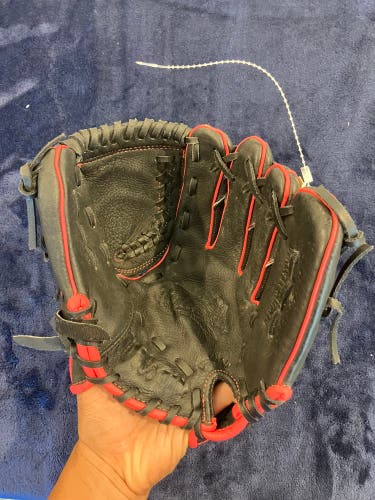 Black Wilson Flash RH Pitcher's Softball Glove 11" (Used)