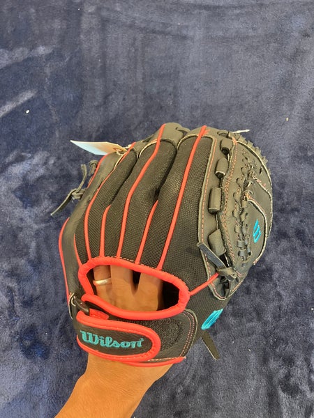 Black Wilson Flash RH Pitcher's Softball Glove 11" (Used)