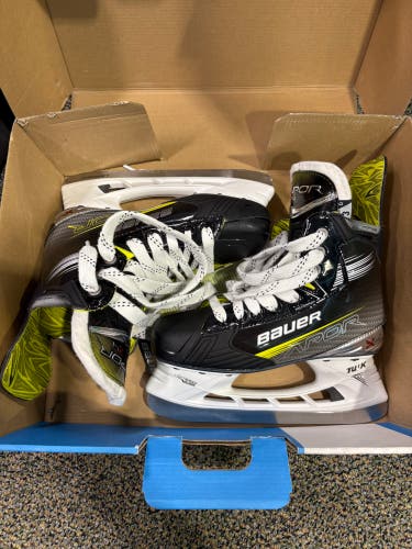 Junior Bauer Vapor X4 Hockey Skates Regular Width Size 3 (New)