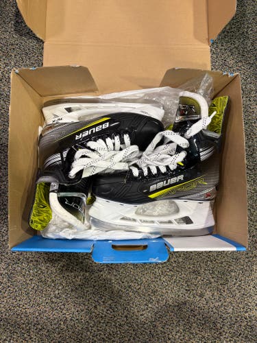 Junior Bauer Vapor X4 Hockey Skates Regular Width Size 3.5 (New)