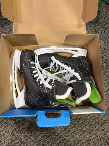 Junior Bauer XLS Hockey Skates Regular Width Size 3 (New)