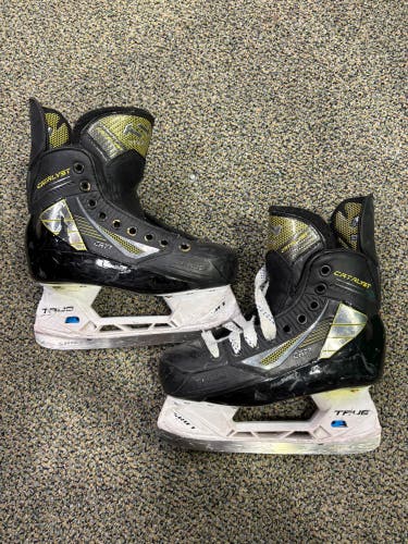 Junior True Catalyst 7 Hockey Skates Regular Width Size 3.5 (Used)