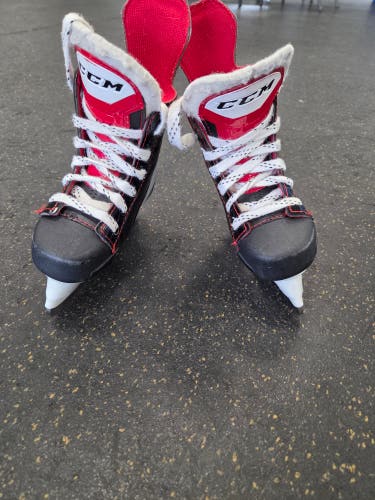 CCM JetSpeed Hockey Skates Regular Width 6 (Used)