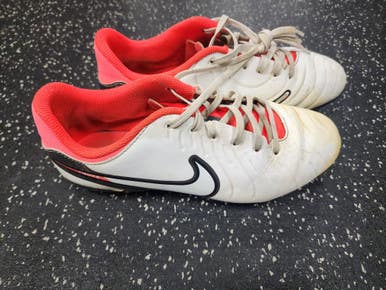 Used Nike Soccer Cleats White Senior 6 11849-S000032515