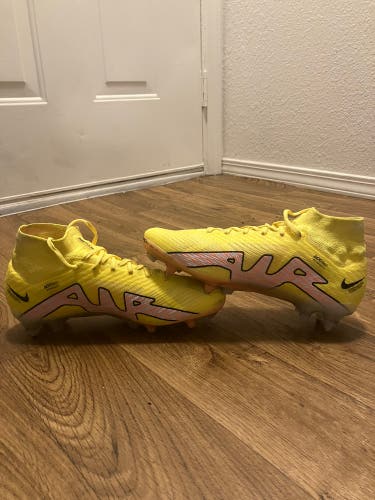 Yellow Unisex Size M 8.5 (W 9.5) Nike Mercurial superfly 9 Turf Cleats Cleats (New)