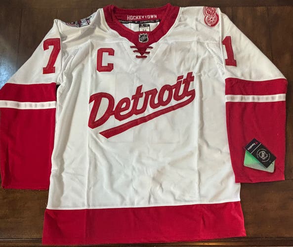 Detroit Red Wings Dylan Larkin # 71 Hockey Jersey Size XL (54) NWT