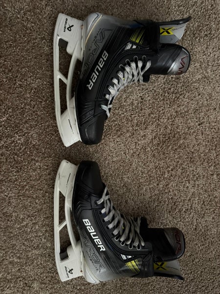 2024 Bauer Vapor Hyperlite 2 Hockey Skates Wide Width 7.5 (Used) THREE sets of steel