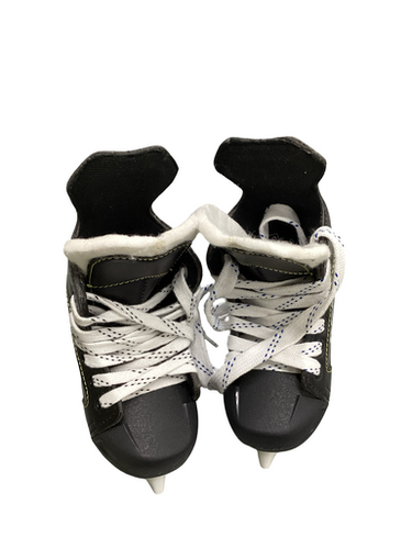 Used CCM 9040 Youth Hockey Skate Youth 07.0 11613-S000169789