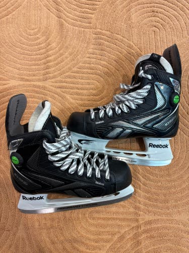 Intermediate Reebok 9K Pump Hockey Skates Regular Width Size 5.5 (Used)