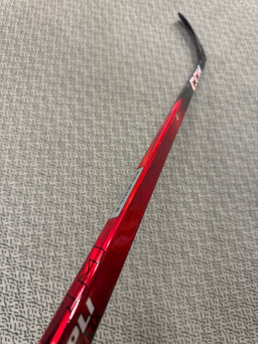 Senior Red CCM JetSpeed FT8 Pro Right Handed Hockey Stick P29+1/4 (New) 70 Flex