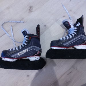 Bauer Vapor X600 Hockey Skates Regular Width Size 4 (Used) + Blade Covers