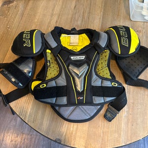Men's Medium Junior Bauer Supreme 1S Shoulder Pads (Used)