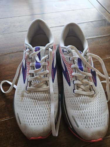 White Women's Size M 9.0 (W 10.0) Adult Brooks Shoes (Used)