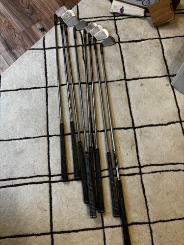 Men's Mizuno MP-30 Right Handed Iron Set Stiff Flex 8 Pieces Steel Shaft (Used)