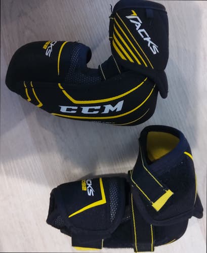 Junior Large CCM Tacks 3092 Elbow Pads (Used)
