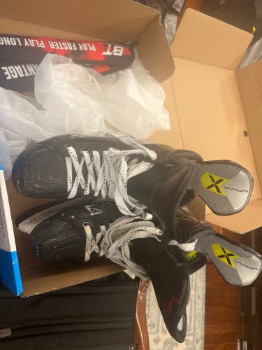 2024 Bauer Vapor Hyperlite 2 Hockey Skates Regular Width 9 (Used)
