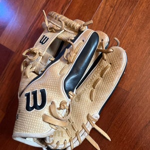 2023 Wilson A2K RH Pitcher's Baseball Glove 11.75" (Used)
