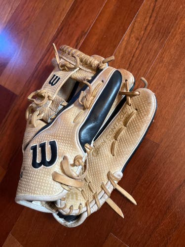 2023 Wilson A2K RH Pitcher's Baseball Glove 11.75" (Used)