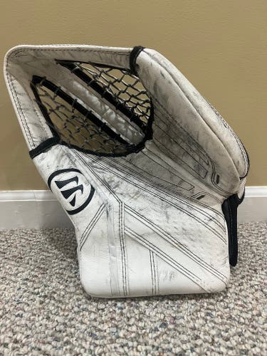 Warrior Intermediate Goalie Glove  Ritual G6 E+ Regular (Used)