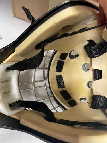 Senior Large Heaton Goalie Mask (Used)