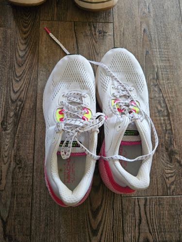 White Women's Size M 9.0 (W 10.0) Adult Under Armour Shoes (Used)